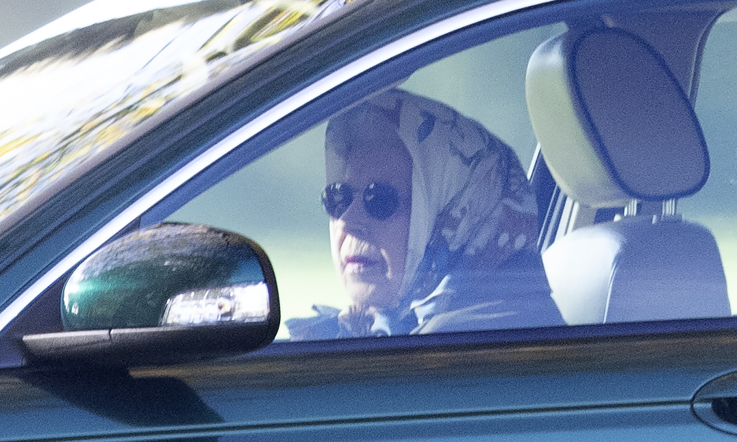 Nữ hoàng Elizabeth II tự lái ôtô tại lâu đài Windsor hôm 1/11. Ảnh: Sun.