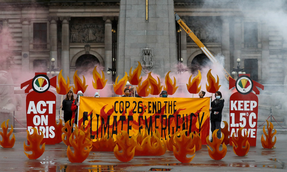 Các nhà hoạt động vì môi trường kêu gọi hành động chống biến đổi khí hậu tại Glassgow, Anh hôm 28/10. Ảnh: Reuters.