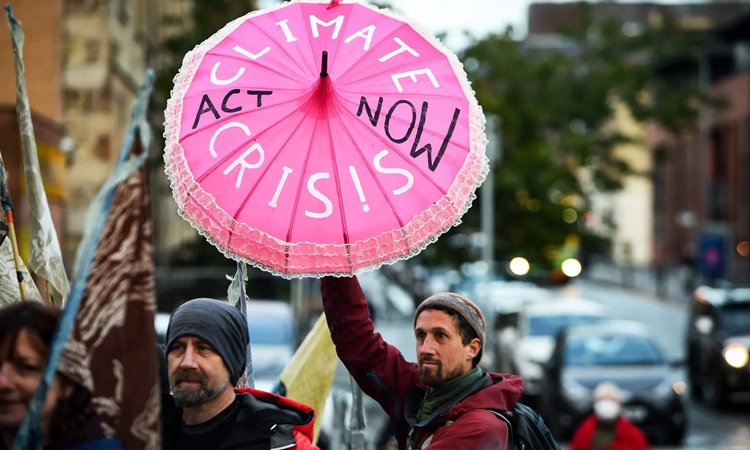 Một nhóm nhà hoạt động chống biến đổi khí hậu biểu tình ở Glasgow, Scotland, hôm 29/10. Ảnh: AFP.