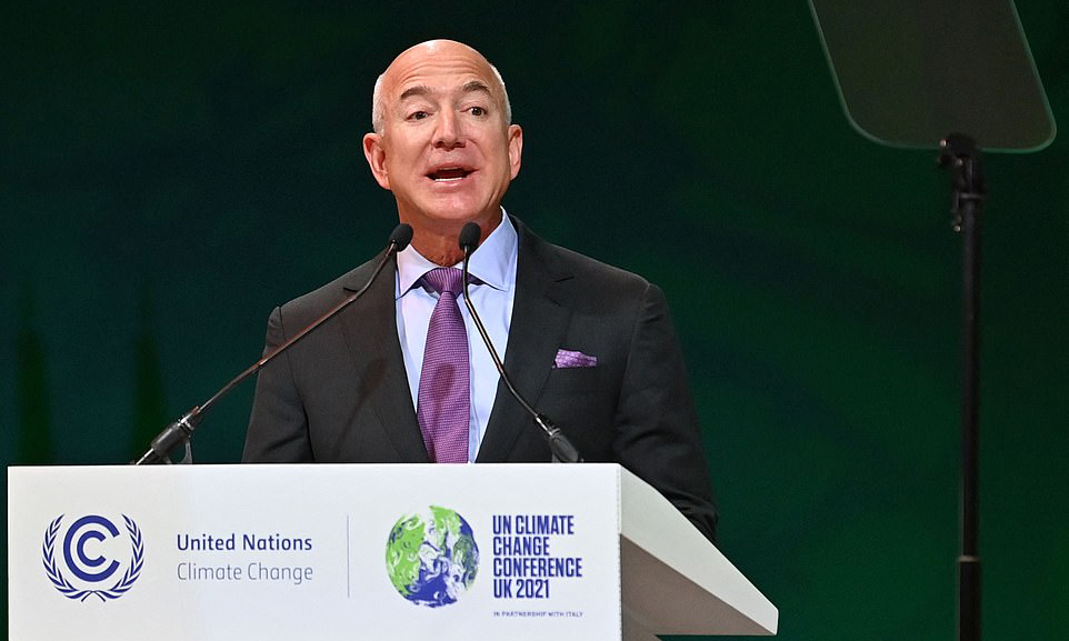 Tỷ phú Mỹ Jeff Bezos, người sáng lập tập đoàn Amazon, phát biểu tại hội nghị COP26 ở Glasgow, Scotland, hôm nay. Ảnh: AFP.