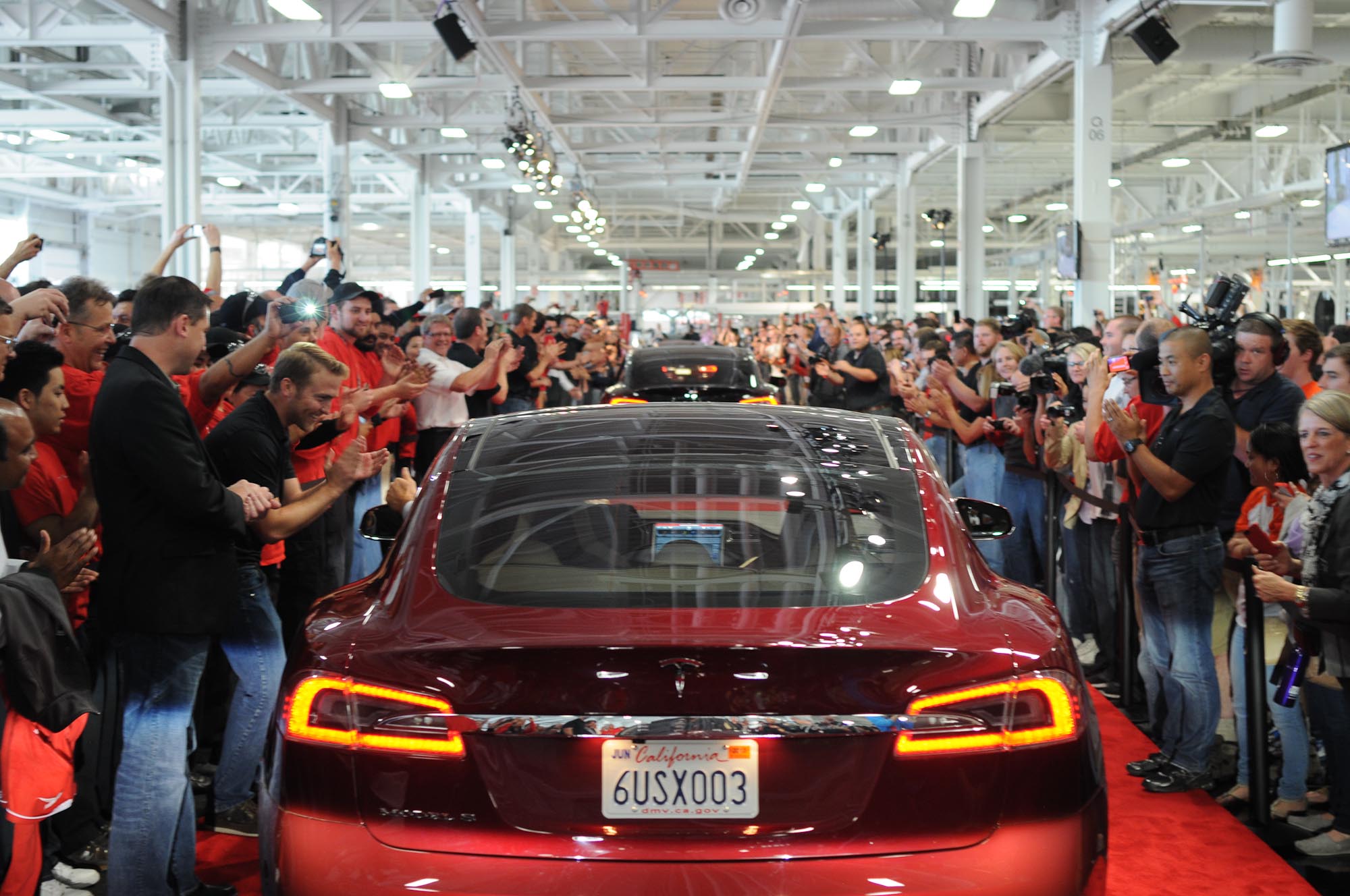 Một trong những đợt giao hàng đầu tiên của Model S tại Nhà máy Tesla ở California (Mỹ), vào tháng 6/2012. Ảnh: Flickr/Steve Jurvetson
