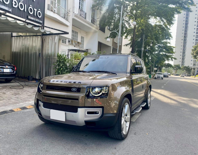 Chiếc Land Rover Defender 2021 hiếm hoi bán lại khi chạy chưa đầy 3.000km, đại gia rao giá 5,7 tỷ đồng - Ảnh 1.