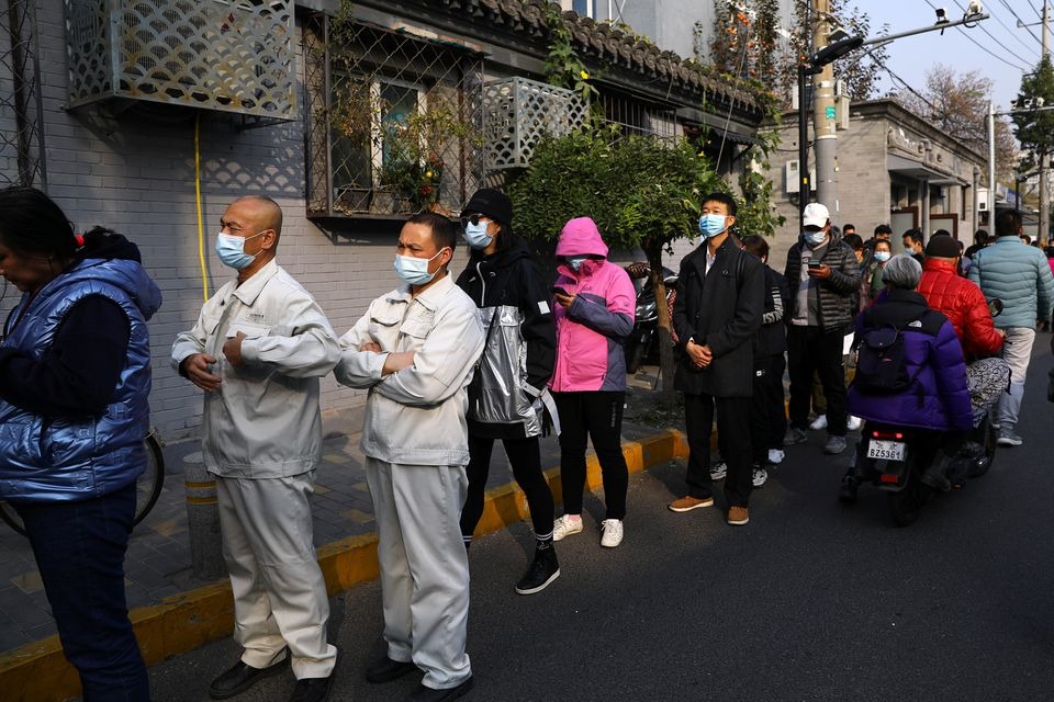 Người dân xếp hàng tại một điểm tiêm chủng mũi thứ ba tại Bắc Kinh ngày 29/10. Ảnh: Reuters