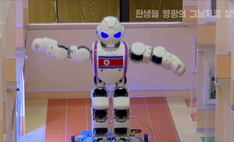 Robot được chụp ở Bình Nhưỡng, Triều Tiên, hôm 3/11. Ảnh: KRT.