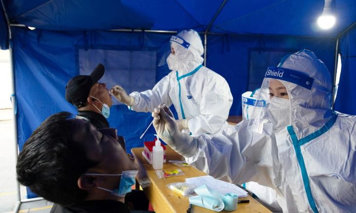 Nhân viên y tế lấy mẫu xét nghiệm Covid-19 ở quận Cám Châu, thành phố Trương Dịch, tỉnh Cam Túc, phía tây bắc Trung Quốc ngày 29/10. Ảnh: AFP.
