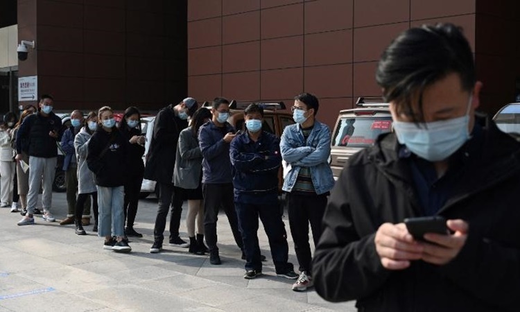Người dân xếp hàng chờ xét nghiệm Covid-19 tại một bệnh viện ở thủ đô Bắc Kinh, Trung Quốc, hôm 29/10. Ảnh: AFP.