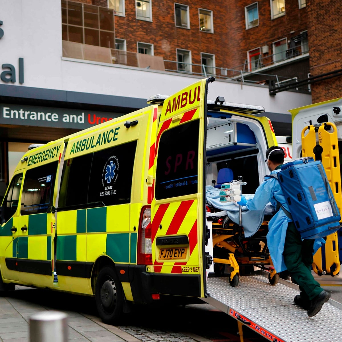 Bệnh nhân Covid-19 Anh được chuyển lên xe cấp cứu trước bệnh viện Guy, London, tháng 12/2020. Ảnh: AFP