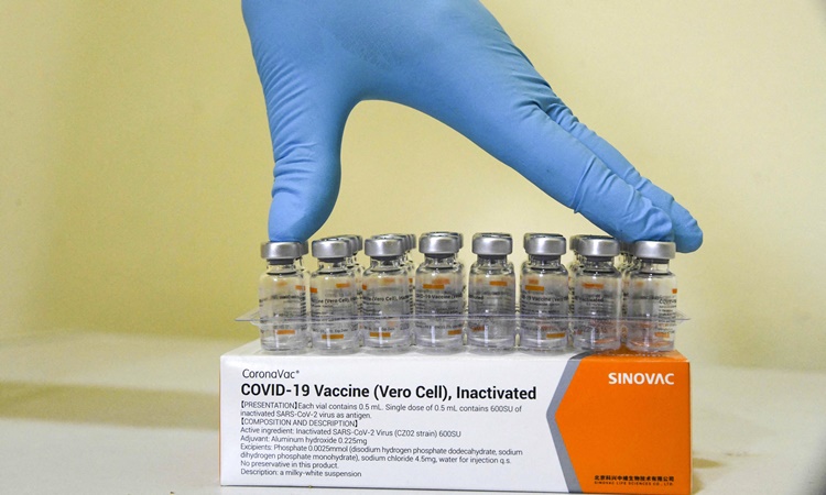 Các lọ vaccine Covid-19 của Sinovac. Ảnh: AFP.