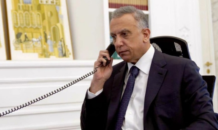 Thủ tướng Iraq Mustafa al-Kadhimi nói chuyện điện thoại trong văn phòng hôm 7/11. Ảnh: Reuters.