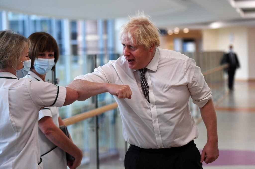 Thủ tướng Boris Johnson gặp nhân viên y tế ở Hexham, miền bắc nước Anh, hôm 8/11. Ảnh: AFP.