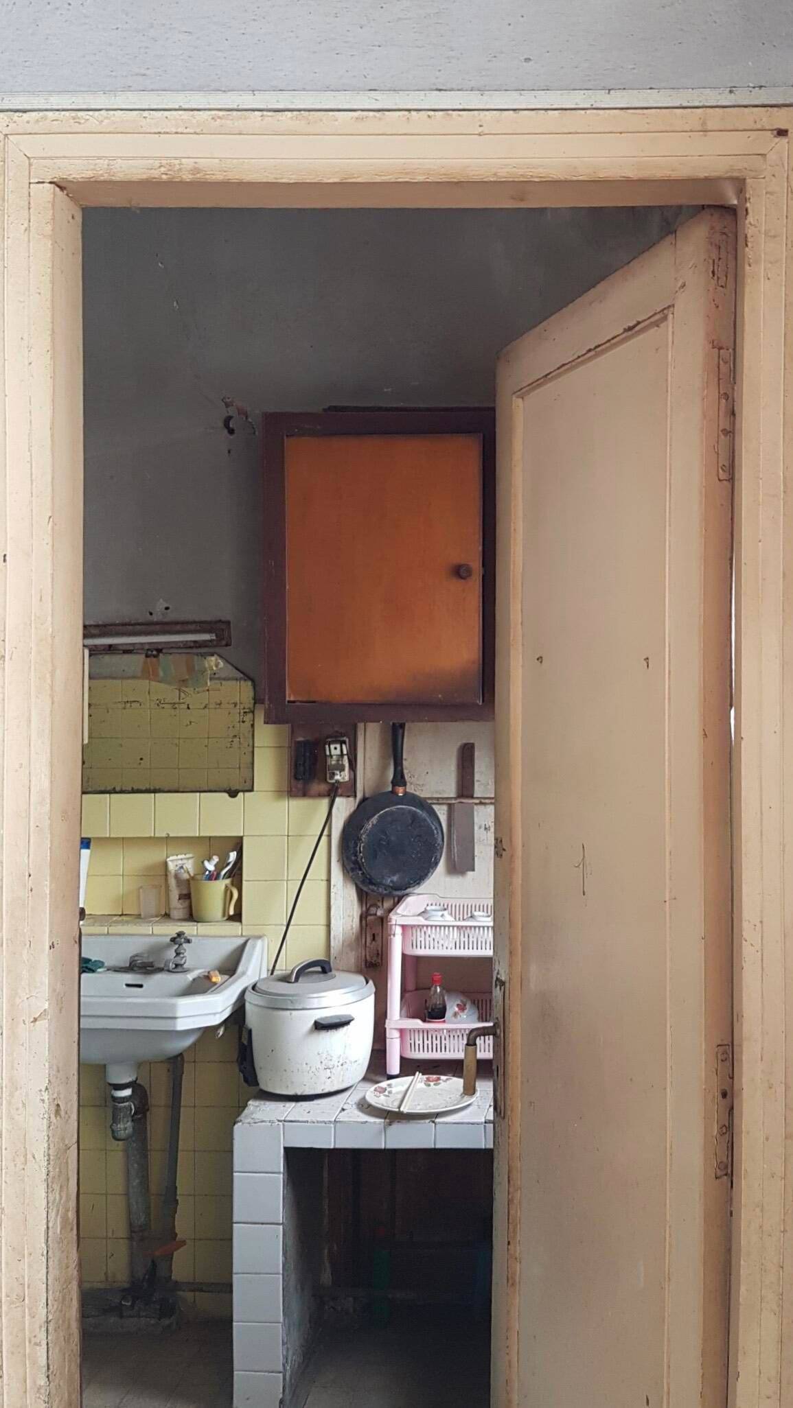 Căn hộ 30m2 ẩm mốc, xập xệ như rộng ra gấp đôi nhờ cách cải tạo đặc biệt - 3