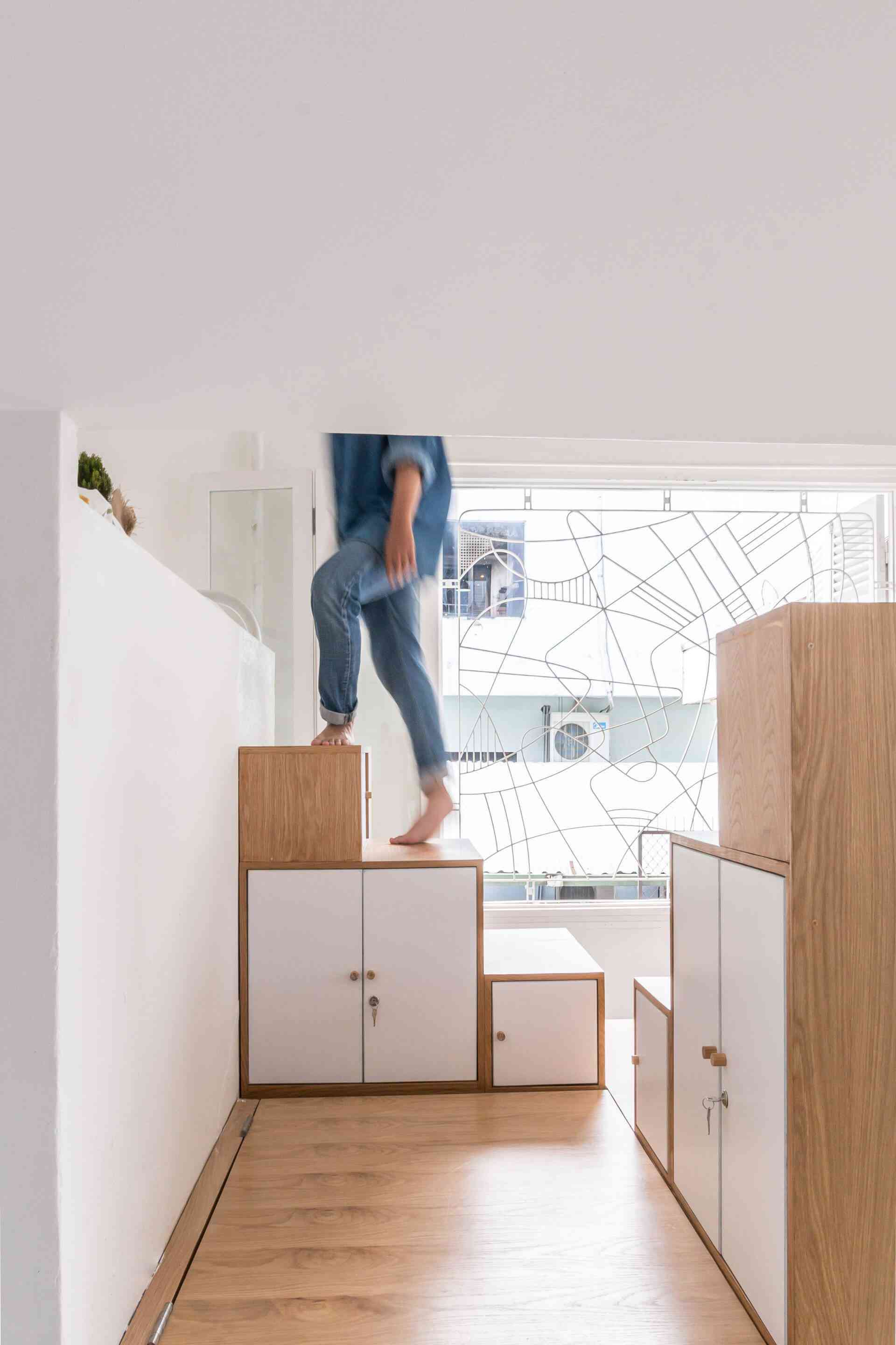 Căn hộ 30m2 ẩm mốc, xập xệ như rộng ra gấp đôi nhờ cách cải tạo đặc biệt - 8