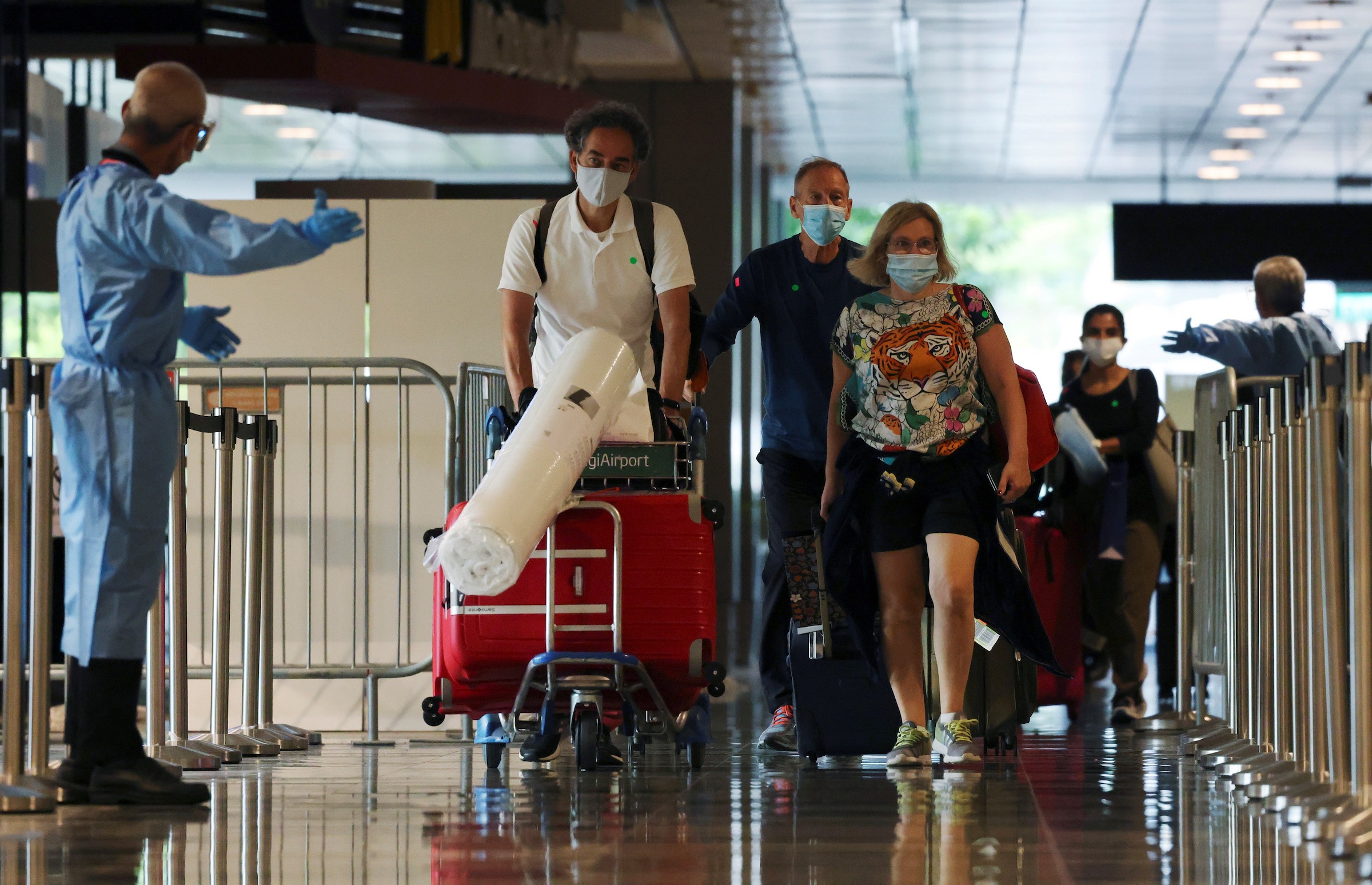 Hành khách từ Amsterdam đến sân bay Changi theo diện VTL mở rộng của Singapore, ngày 20/10. Ảnh: Reuters