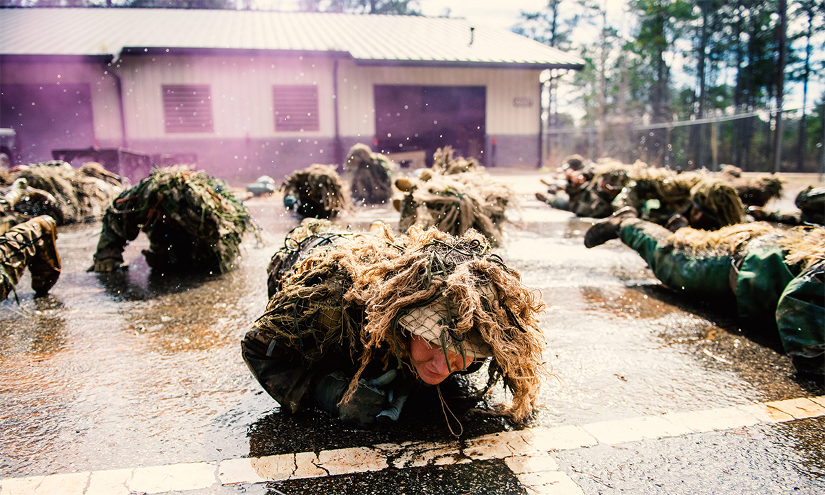 Binh sĩ tập Mỹ trườn trong khóa huấn luyện bắn tỉa tại căn cứ Fort Benning ngày 8/2. Ảnh: US Army.