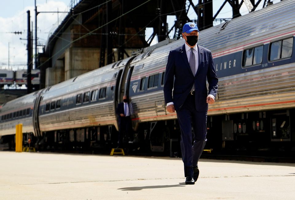 Tổng thống Joe Biden đứng trước đoàn tàu Amtrak tại Pennsylvania hồi tháng 4. Ảnh: Reuters.