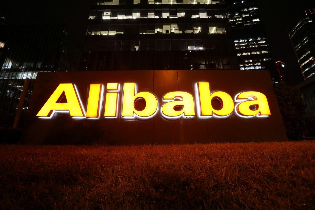 Logo của Alibaba tại văn phòng ở Bắc Kinh hồi tháng 8. Ảnh: Reuters