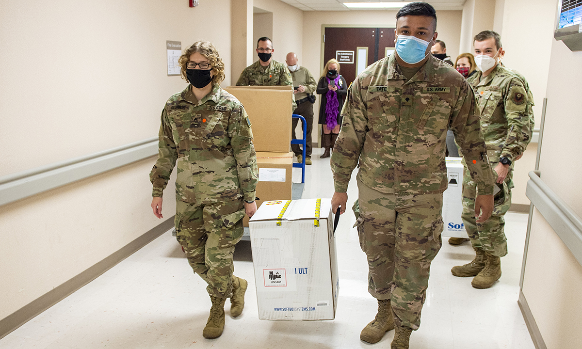 Vệ binh Quốc gia Oklahoma chuyển vaccine Covid-19 ra khỏi kho lưu trữ tại thành phố Oklahoma tháng 12/2020. Ảnh: US Army.