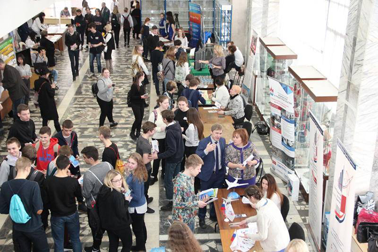 Thanh niên Nga trong một hội chợ việc làm tại Moscow năm 2020. Ảnh: mytyshi