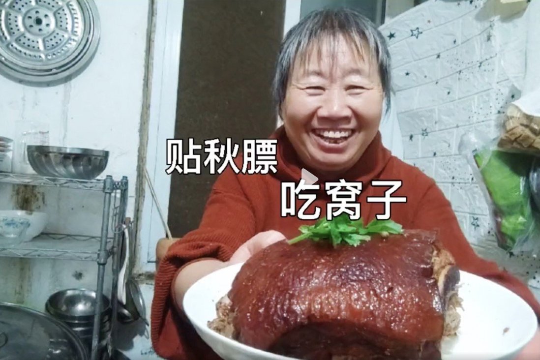 Bà Lu luôn mở đầu bằng video bằng một tràng cười và sau đó vui vẻ nấu ăn cho các con mình. Ảnh: Douyin