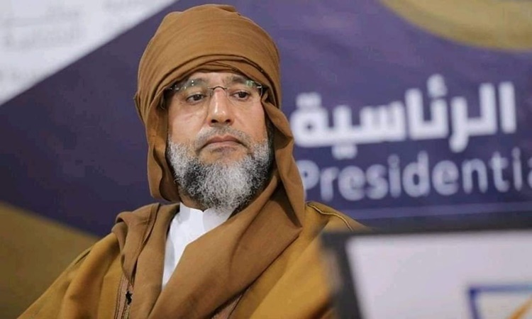 Saif al-Islam al-Gaddafi tại cơ quan đăng ký ở thị trấn Sebha ngày 14/11. Ảnh: Twitter/Libya Alahrar.