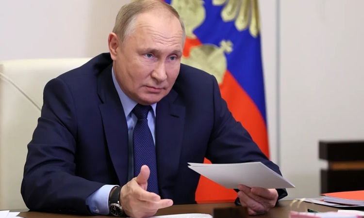 Tổng thống nga Vladimir Putin chủ trì một phiên họp trực tuyến với các quan chức chính phủ ngày 10/11. Ảnh: AP.