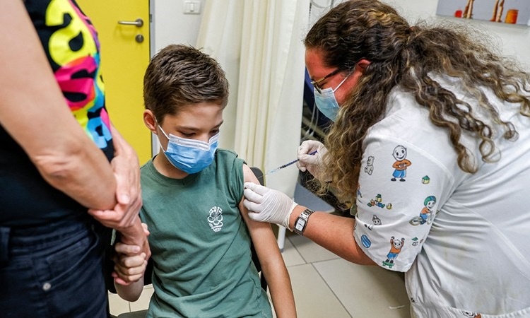 Một em nhỏ ở thành phố Holon, gần Tel Aviv, Israel, được tiêm vaccine Covid-19 hồi tháng 7. Ảnh: AFP.