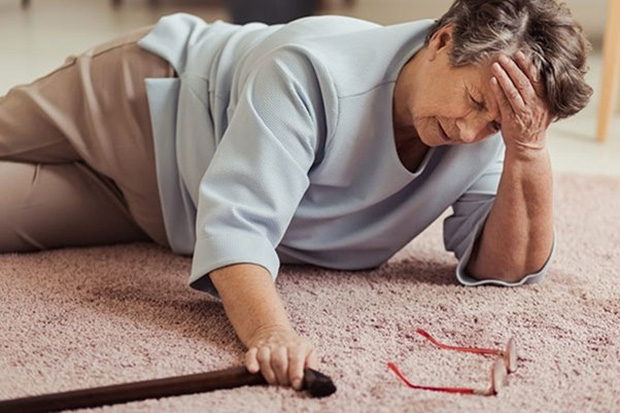 Dáng đi bất thường, thị lực giảm không rõ nguyên nhân: Khi có 4 bất thường này phải cảnh giác ngay với một căn bệnh tiềm ẩn nguy cơ chết người - Ảnh 1. Dáng đi bất thường, thị lực giảm không rõ nguyên nhân: Khi có 4 bất thường này phải cảnh giác ngay với một căn bệnh tiềm ẩn nguy cơ chết người - Ảnh 1.