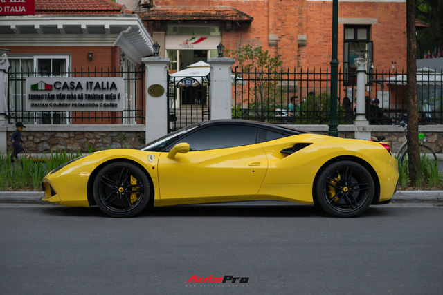 Ferrari 488 GTB từng của ông chủ cà phê Trung Nguyên về tay đại gia Hà Nội, đổi màu bằng cách ít đại gia Việt dám làm - Ảnh 2.