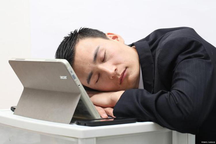 Người trung niên thường xuyên thức khuya, ngủ không đủ giấc sẽ có nguy cơ suy giảm tuổi thọ. Ảnh: qq