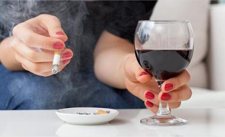 Hút thuốc và uống rượu thường xuyên cũng gây nên những hệ quả nghiêm trọng tới tuổi thọ của con người. Ảnh minh họa: aboluowang.