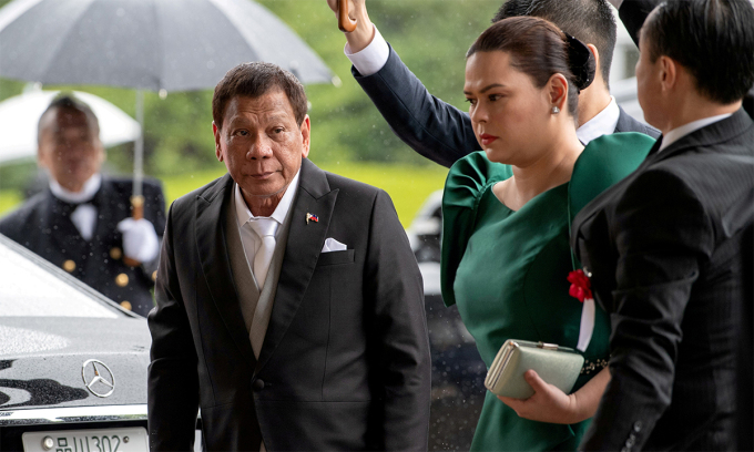 Tổng thống Philippines Rodrigo Duterte (hàng đầu, bên trái) và con gái Sara Duterte-Carpio (váy xanh) dự một sự kiện ở Tokyo, Nhật Bản tháng 10/2019. Ảnh: Reuters.