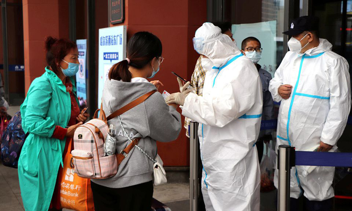 Nhân viên y tế kiểm tra kết quả xét nghiệm Covid-19 tại ga đường sắt Tây Cáp Nhĩ Tân, tỉnh Hắc Long Giang, Trung Quốc hồi tháng 9. Ảnh: Reuters.