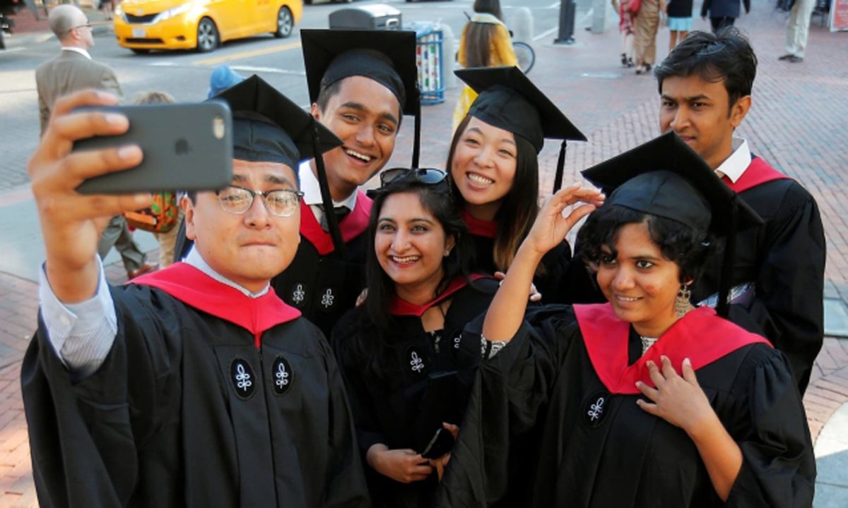 Sinh viên tốt nghiệp chụp ảnh chung tại Đại học Harvard ở Cambridge, bang Massachusetts, Mỹ ngày 26/5/2016. Ảnh: Reuters.