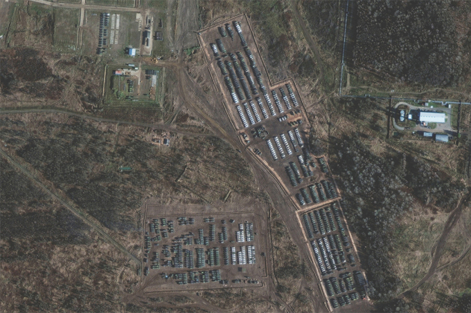 Thiết giáp Nga và phương tiện hỗ trợ gần thị trấn Yelnya trong ảnh vệ tinh công bố ngày 1/11. Ảnh: Maxar.