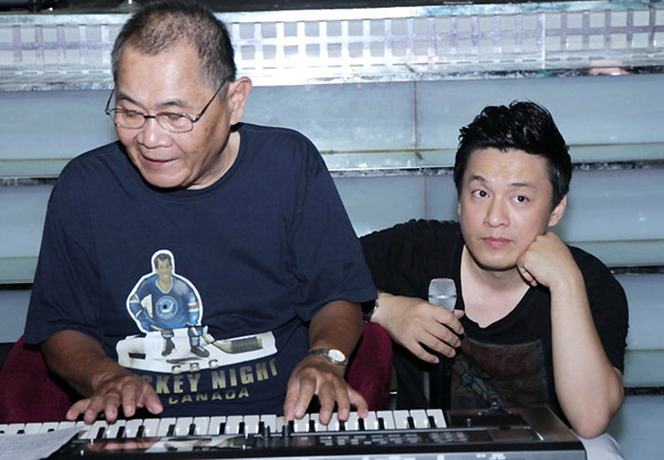 Nhạc sĩ Bảo Chấn bên Lam Trường - ca sĩ từng thể hiện thành công các nhạc phẩm của ông như Tình thôi xót xa, Nỗi nhớ dịu êm... Ảnh: Lam Trường Fanpage