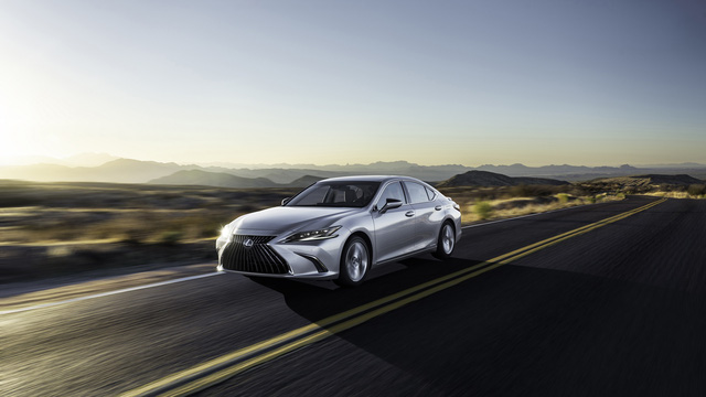 Lexus ES 2022 chốt giá từ 2,55 tỷ đồng tại Việt Nam, thêm công nghệ cạnh tranh Mercedes-Benz E-Class - Ảnh 1.