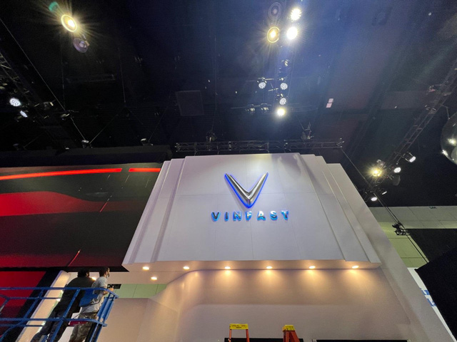 Lộ nhiều ảnh nóng gian VinFast tại Los Angeles trước giờ G: Hai màn hình khổng lồ xếp tầng, logo 3D hắt sáng xanh, sân khấu hình cánh chim siêu lớn - Ảnh 3.