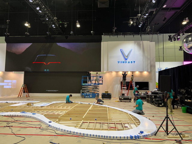 Lộ nhiều ảnh nóng gian VinFast tại Los Angeles trước giờ G: Hai màn hình khổng lồ xếp tầng, logo 3D hắt sáng xanh, sân khấu hình cánh chim siêu lớn - Ảnh 4.