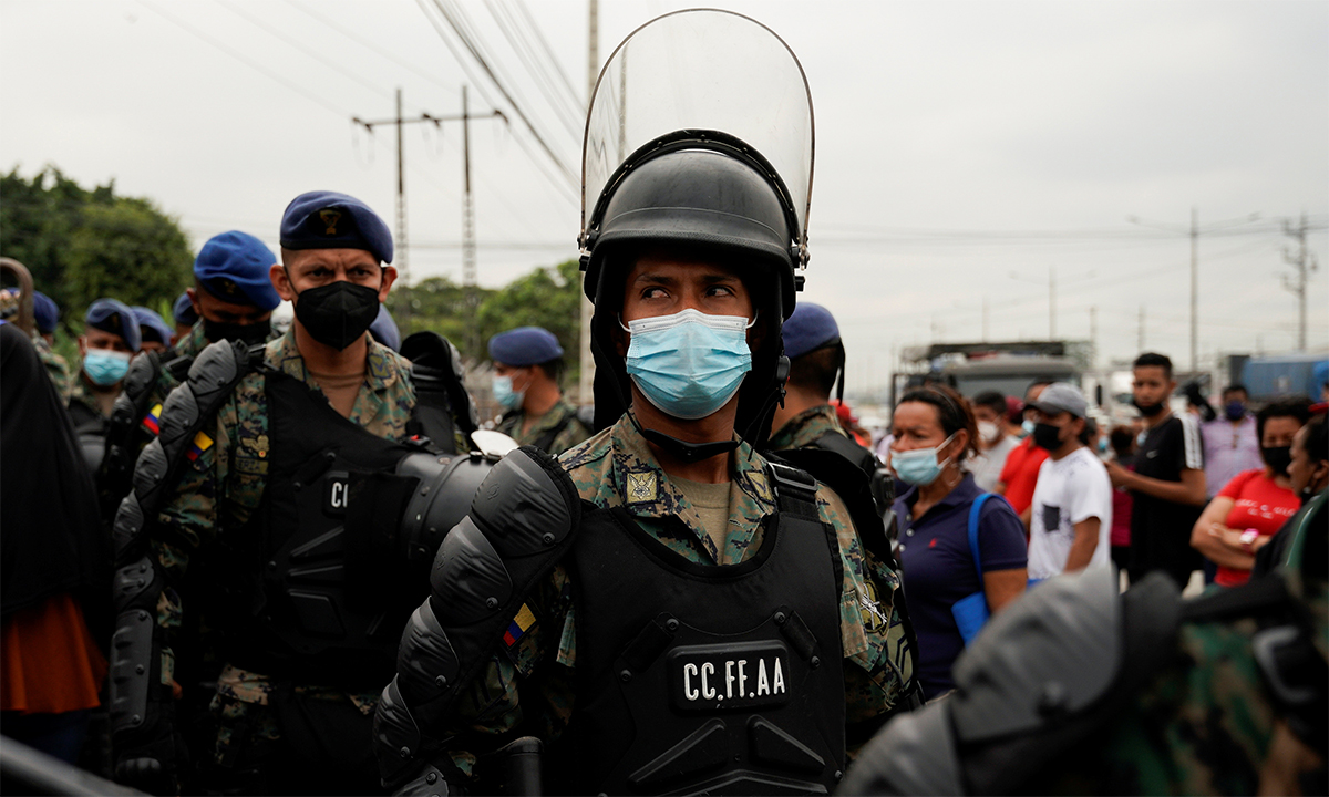 Binh sĩ Ecuador đứng gác bên ngoài nhà tù Litoral Penitentiary ở Guayaquil ngày 15/11. Ảnh: Reuters.