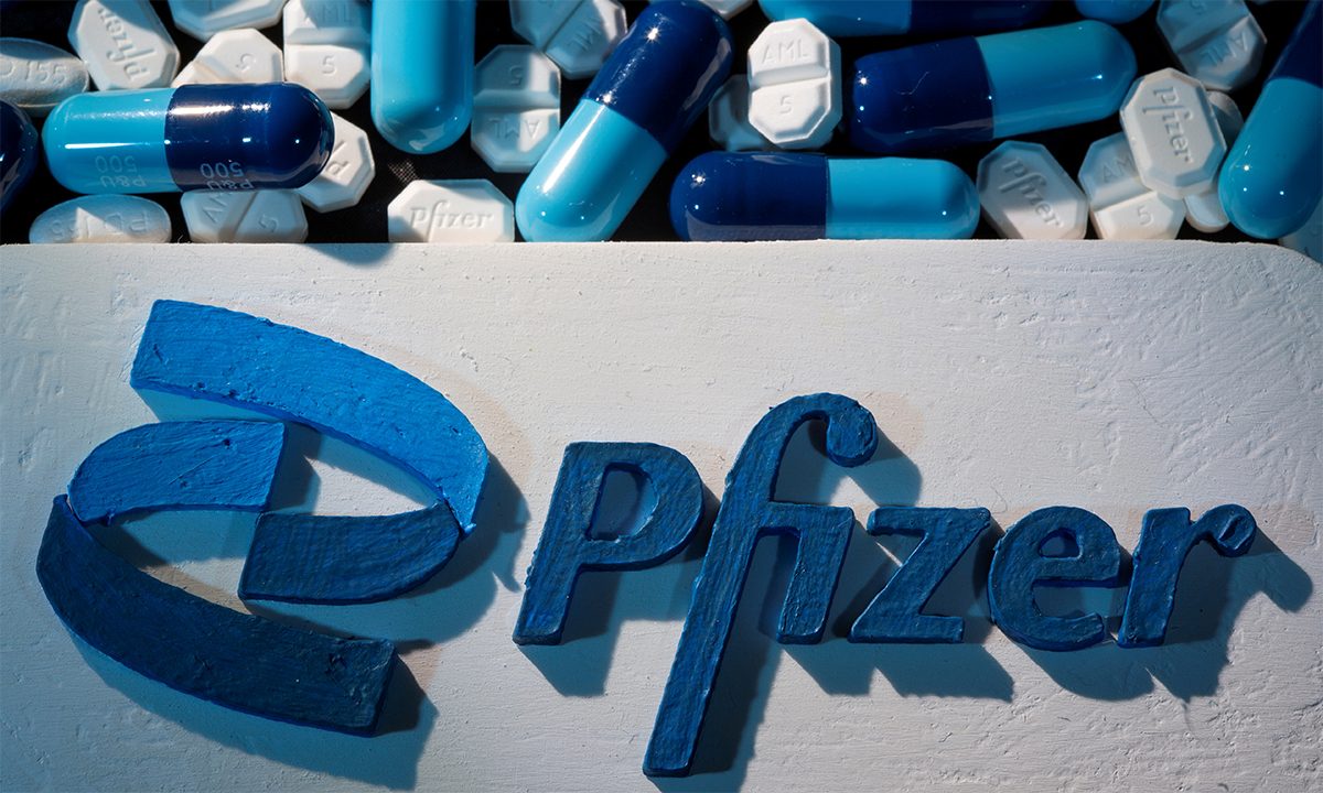 Logo của Pfizer và thuốc của hãng được chụp ngày 29/9. Ảnh:Reuters.