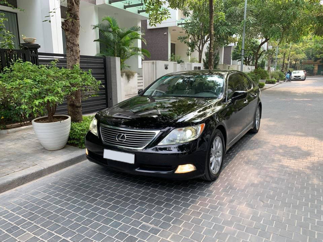 Qua thời đỉnh cao, Lexus LS 460 bán lại chỉ đúng bằng giá một chiếc Mazda6 - Ảnh 1.