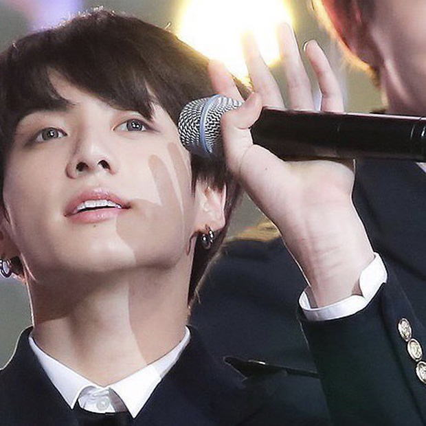 Dấu vết lạ trên cổ tay Jungkook (BTS) khiến Knet xôn xao: Là do ngược đãi bản thân hay bạn gái cào? - Ảnh 2.