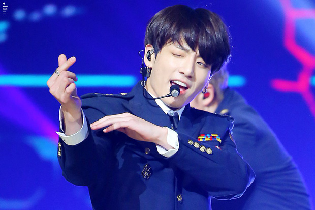 Dấu vết lạ trên cổ tay Jungkook (BTS) khiến Knet xôn xao: Là do ngược đãi bản thân hay bạn gái cào? - Ảnh 6.