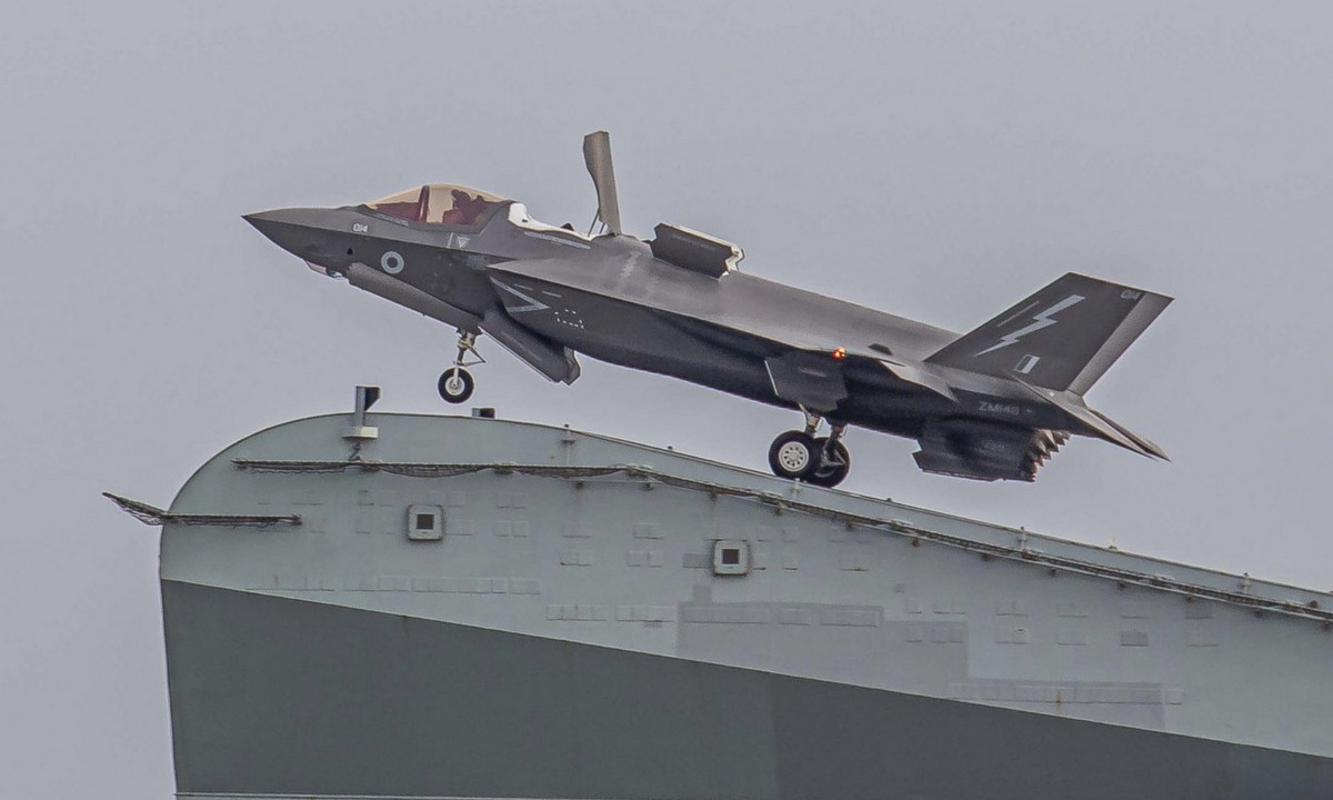 Tiêm kích F-35B Anh cất cánh từ HMS Queen Elizabeth hồi năm 2020. Ảnh: BQP Anh.