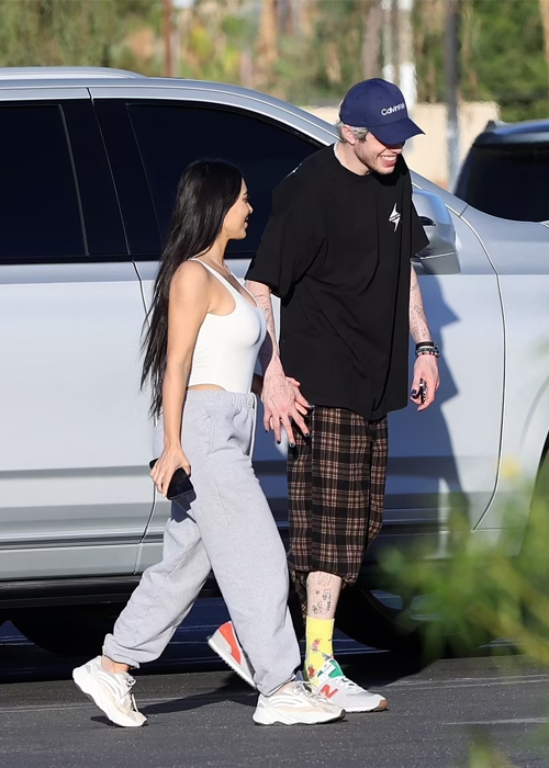 Kim Kardashian và Pete Davidson nắm tay đi dạo tại Los Angeles hôm 18/11. Ảnh: Backgrid