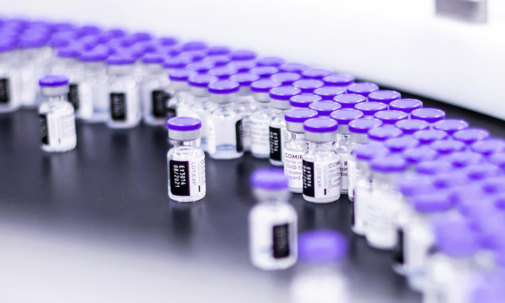 Các lọ vaccine Covid-19 của Pfizer chuẩn bị được đóng gói tại cơ sở sản xuất ở Bỉ hồi tháng 3. Ảnh: AP.