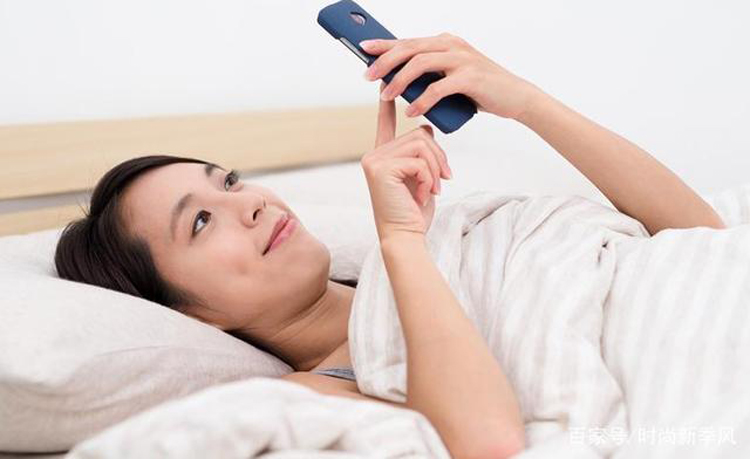 Thói quen xem điện thoại lâu trước khi đi ngủ khiến cho bạn đau đầu, mất ngủ và kéo theo nhiều vấn đề tổn hại sức khỏe khác. Ảnh minh họa: QQ