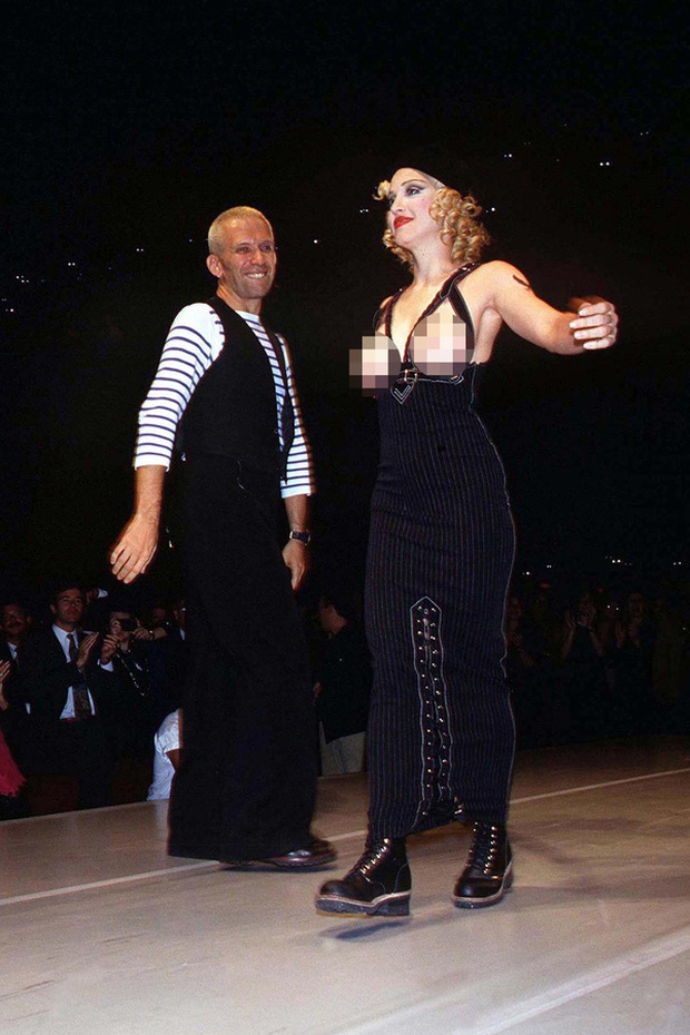 Madonna từng gần như cởi trần 100% tại show diễn của Jean Paul Gaultier - Ảnh 7.