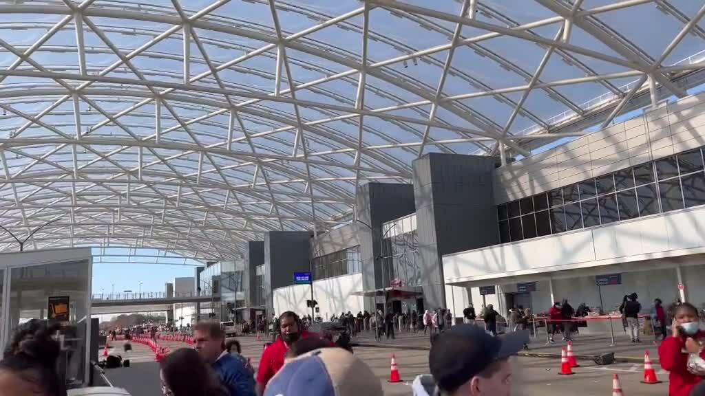 Sân bay Mỹ hỗn loạn vì nổ súng