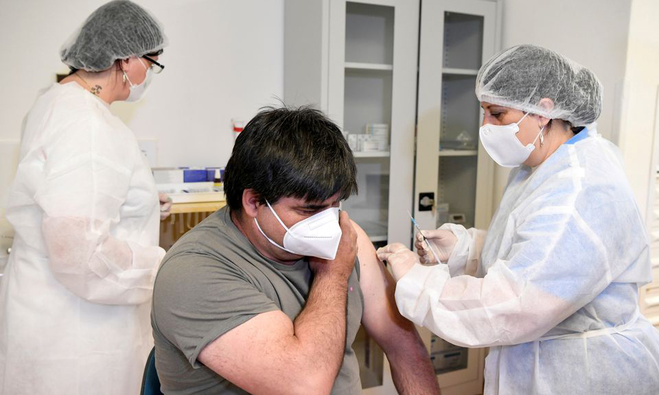 Người dân được tiêm vaccine Covid-19 tại trung tâm tiêm chủng ở Zilina, Slovakia, hôm 7/6. Ảnh: Reuters.